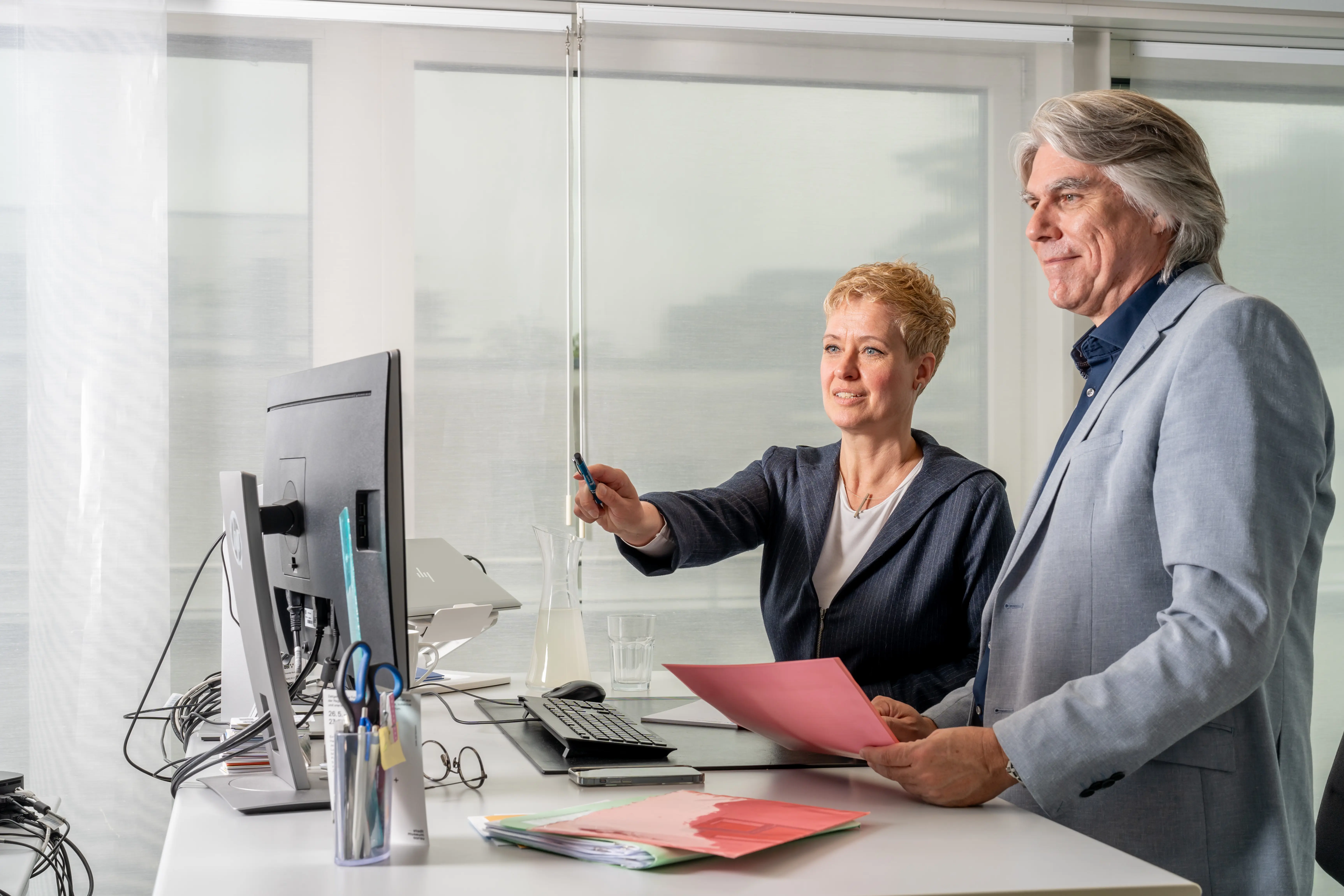 Anja Borchart & Urs Rothlin (2) Zwei Projektleitende der Standortförderung diskutieren miteinander und schauen in den PC.